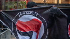 Distrito escolar despedirá a profesor de «extrema izquierda» que exhibió bandera de Antifa en el aula