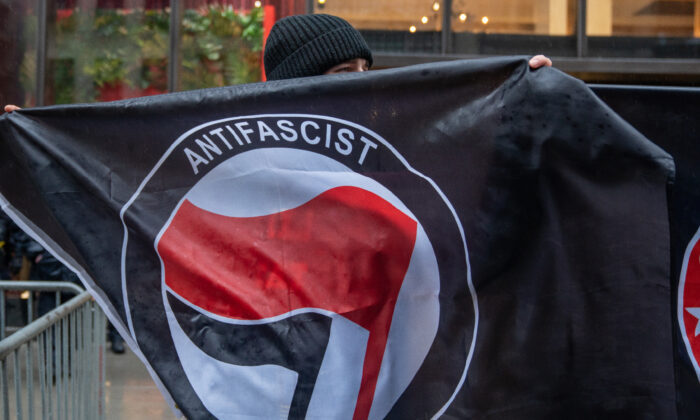 Una persona sostiene una bandera de Antifa en esta foto de archivo. (David Dee Delgado/Getty Images)