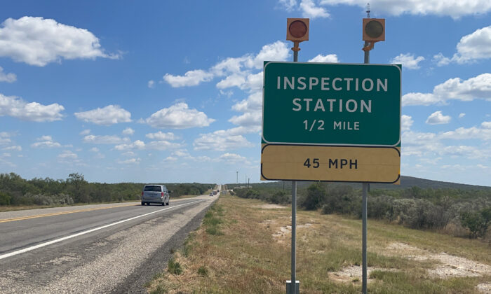 Señal cerca del puesto de control cerrado de la Patrulla Fronteriza estadounidense en la carretera 90 cerca de Uvalde, Texas, el 17 de septiembre de 2021. (Charlotte Cuthbertson/The Epoch Times)