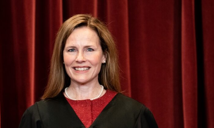 La jueza, Amy Coney Barrett, en una foto grupal con los jueces en la Corte Suprema, en Washington, el 23 de abril de 2021. (Erin Schaff-Pool/Getty Images)