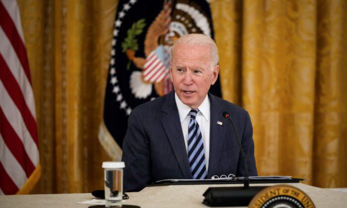 El presidente de Estados Unidos, Joe Biden, habla durante una reunión sobre ciberseguridad en la Sala Este de la Casa Blanca, el 25 de agosto de 2021, en Washington, DC. (Drew Angerer/Getty Images)