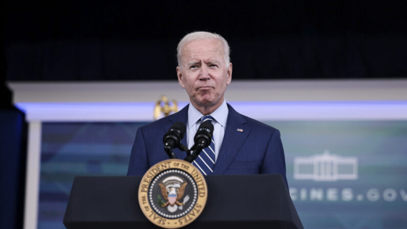 El presidente de EE.UU., Joe Biden, pronuncia un discurso antes de recibir una tercera dosis de la vacuna COVID-19 de Pfizer/BioNTech en el auditorio South Court de la Casa Blanca el 27 de septiembre de 2021. (Anna Moneymaker/Getty Images)