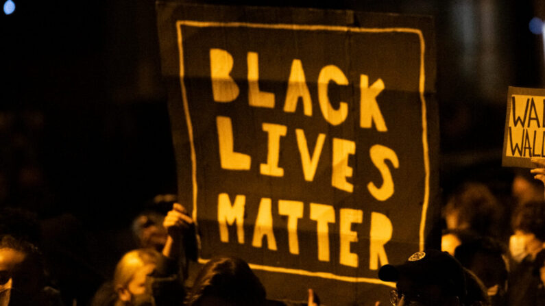 Manifestantes sosteniendo pancartas con la leyenda "Black Lives Matter" durante una protesta en Filadelfia, Pensilvania, el 27 de octubre de 2020. (Mark Makela/Getty Images)