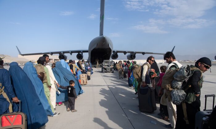 Decenas de pasajeros suben a un avión C-17 de la Fuerza Aérea de EE.UU., en el Aeropuerto Internacional Hamid Karzai, en Kabul (Afganistán), el 24 de agosto de 2021. (Sargento mayor Donald R. Allen/Fuerza Aérea de EE.UU. Europa-África vía Getty Images)