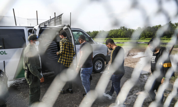 atrulla Fronteriza recoge a inmigrantes ilegales que cruzaron el Río Grande desde México hasta Del Río, Texas, el 20 de julio de 2021. (Charlotte Cuthbertson/The Epoch Times)