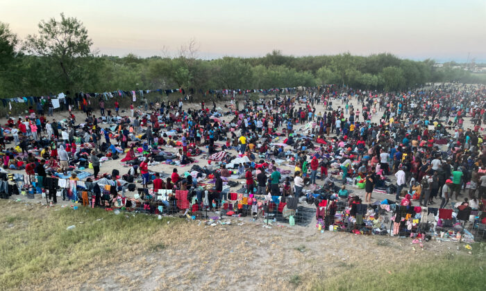Miles de inmigrantes ilegales se reúnen cerca del puente internacional después de cruzar el Río Grande, en Del Rio, Texas, el 16 de septiembre de 2021. (Charlotte Cuthbertson/The Epoch Times)