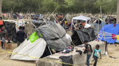 Haitianos demandan al gobierno de Biden por ‘trato racista’ en campamento fronterizo de Del Rio