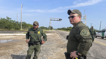 Patrulla Fronteriza de Texas descubre una habitación de hotel repleta de inmigrantes ilegales