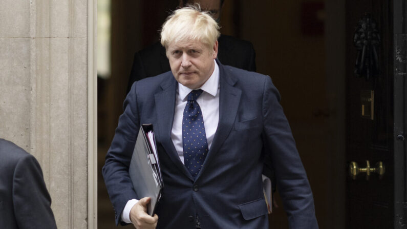 El primer ministro británico, Boris Johnson, sale del número 10 de Downing Street para hacer una declaración sobre Afganistán en la Cámara de los Comunes en Londres el 6 de septiembre de 2021. (Dan Kitwood/Getty Images)