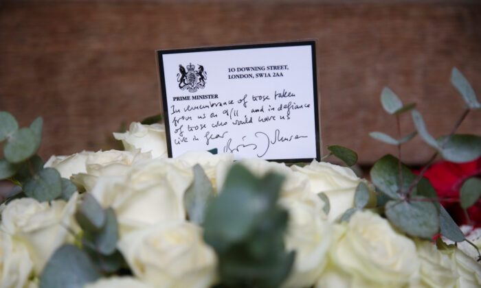 Ofrenda floral colocada de parte del primer ministro británico, Boris Johnson, en el jardín conmemorativo del 11 de septiembre en Grosvenor Square, Londres, el 11 de septiembre de 2021. (Hollie Adams/Getty Images)