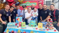 Bebé celebra su 3.er cumpleaños con bomberos que lo salvaron durante un incendio