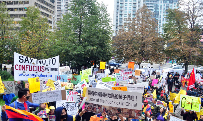 Decenas de personas se manifiestan contra los Institutos Confucio frente a la Junta Escolar del Distrito de Toronto el 1 de octubre de 2014. (Zhou Xing/Epoch Times)