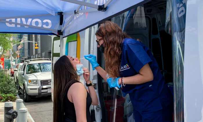 Una mujer se toma una muestra nasal para un test COVID-19 en Nueva York el 20 de septiembre de 2021. (Chung I Ho/The Epoch Times)