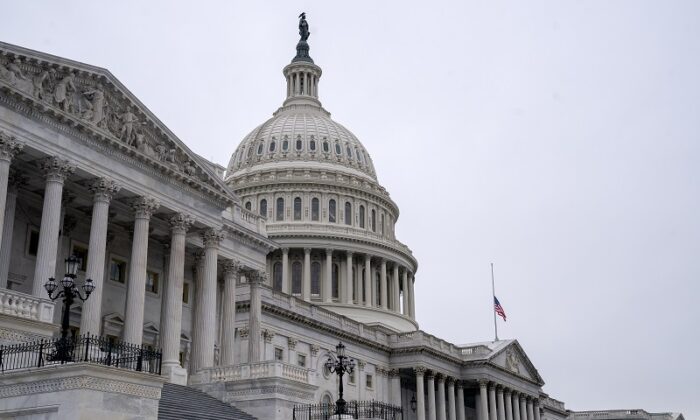 Una bandera estadounidense ondea a media asta en el Capitolio de los Estados Unidos, en Washington, el 11 de enero de 2021. (Stefani Reynolds/Getty Images)