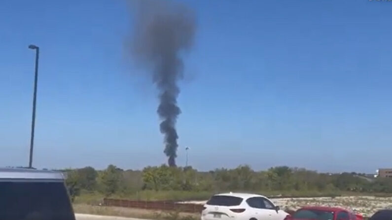 Humo a la distancia tras el accidente aéreo en Lake Worth, Texas, el 19 de septiembre de 2021. (Captura de pantalla)