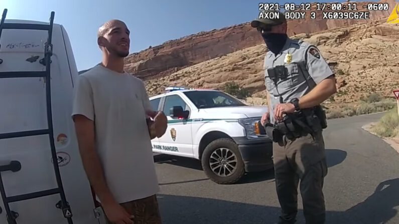 El Departamento de Policía de la ciudad de Moab, en Utah, publicó la grabación del momento en que agentes responden a un incidente doméstico que involucró a la mujer desaparecida, Gabby Petito, y a su novio, Brian Laundrie. (Departamento de Policía de Moab)
