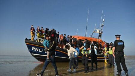 Mueren 4 inmigrantes mientras intentaban cruzar el Canal de la Mancha en un bote