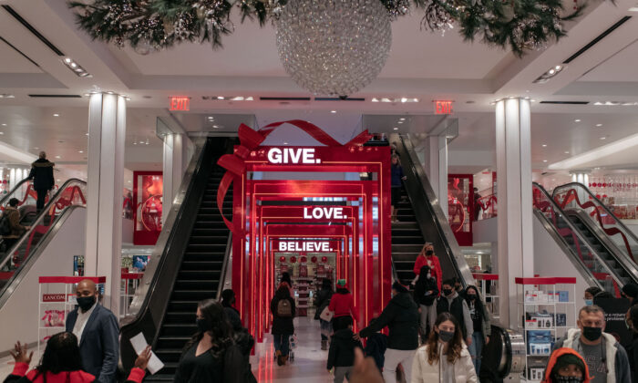 Los compradores hacen un viaje de último minuto a los grandes almacenes insignia de Macy's, en Midtown, Manhattan, el 24 de diciembre de 2020. (Scott Heins/Getty Images)