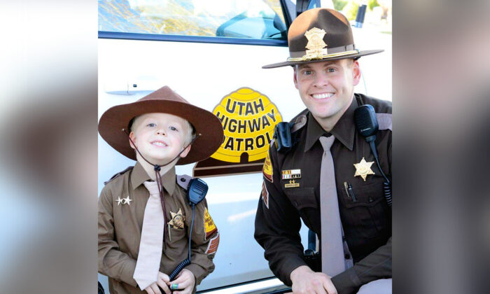 El sargento Chamberlin Neff de la Patrulla de Carreteras de Utah con Coleman Ross. (Cortesía de la Patrulla de Carreteras de Utah)
