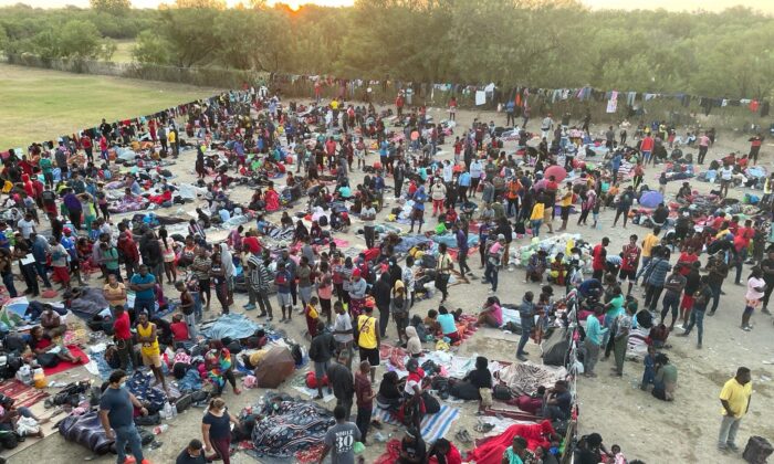 Miles de inmigrantes ilegales se congregan en Del Río (Texas) el 16 de septiembre de 2021. (Charlotte Cuthbertson/The Epoch Times)
