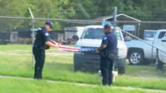 Policías muestran su patriotismo doblando una bandera que encontraron caída tras huracán Ida