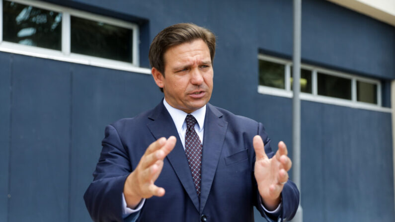 El gobernador de Florida, Ron DeSantis, se marcha después de promulgar la ley del Senado 7072 en la Universidad Internacional de Florida en Miami, Florida, el 24 de mayo de 2021. (Samira Bouaou/The Epoch Times)