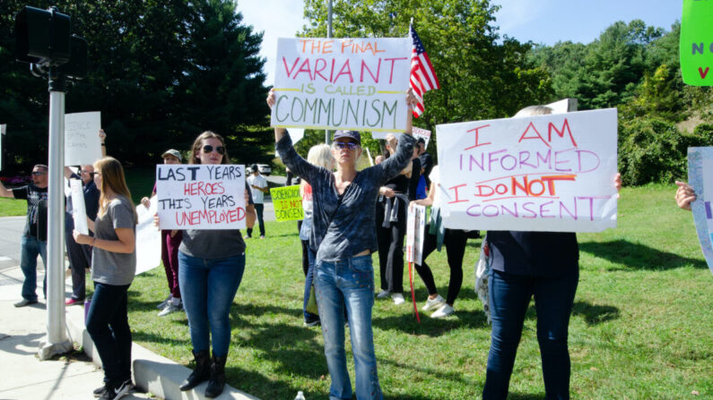 Manifestantes contra la exigencia de la vacuna contra el COVID-19 en el Estado de Nueva York sostienen carteles frente al Centro Médico St. Catherine of Siena Medical Center en Smithtown, Long Island, el 27 de septiembre. (Dave Paone/The Epoch Times)