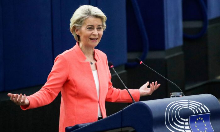 La presidenta de la Comisión Europea, Ursula von der Leyen, pronuncia un discurso durante un debate sobre "El estado de la Unión Europea" en el marco de una sesión plenaria en Estrasburgo el 15 de septiembre de 2021. (Yves Herman/POOL/AFP vía Getty Images)