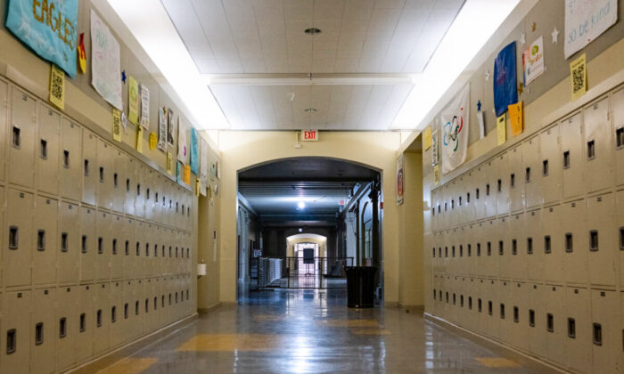 
Los pasillos vacíos de la escuela secundaria El Segundo, en El Segundo, California, el 29 de julio de 2020. (John Fredricks/The Epoch Times)