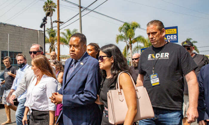 Larry Elder camina con varios miembros de su personal y con algunos residentes de Venice Beach (California) por unas calles que albergan una gran cantidad de personas sin hogar el 8 de septiembre de 2021. (John Fredricks/The Epoch Times)