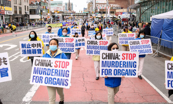 Practicantes de Falun Dafa participan en un desfile en Nueva York el 18 de abril de 2021, para conmemorar el 22º aniversario del llamado pacífico que realizaron un día 25 abril en Beijing 10,000 personas de Falun Dafa. (Samira Bouaou/The Epoch Times)