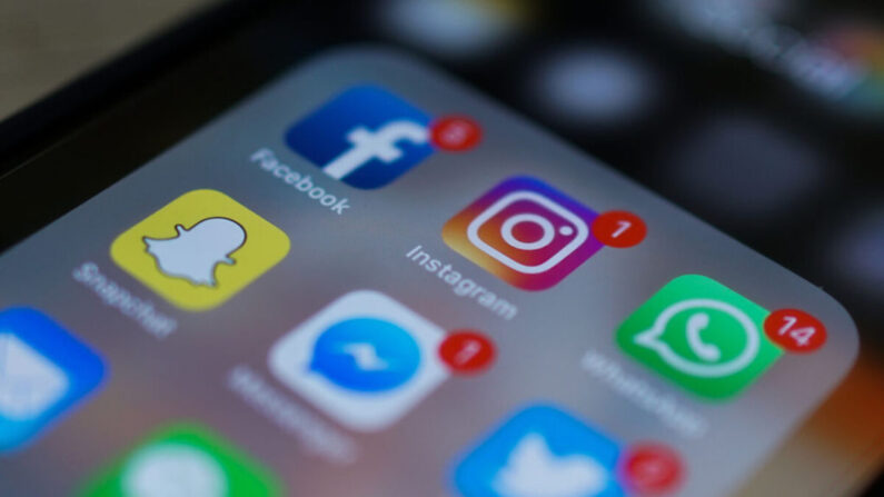 Apps para Facebook, Instagram, WhatsApp y otras redes sociales en un smartphone el 22 de marzo de 2018. (Chandan Khanna/AFP/Getty Images)