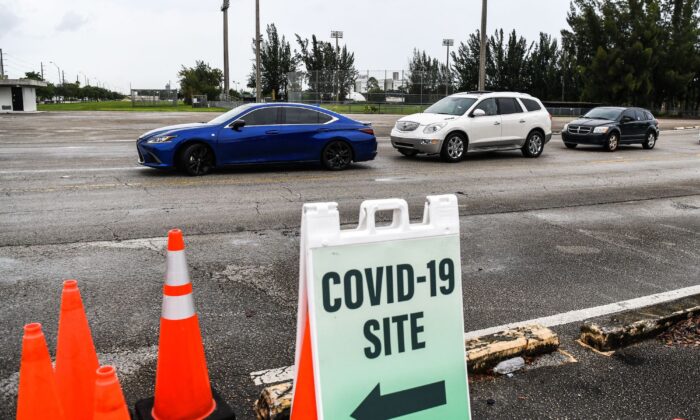 Varios coches hacen fila para las pruebas de COVID-19 en Miami (Florida) el 3 de agosto de 2020. (CHANDAN KHANNA/AFP vía Getty Images)