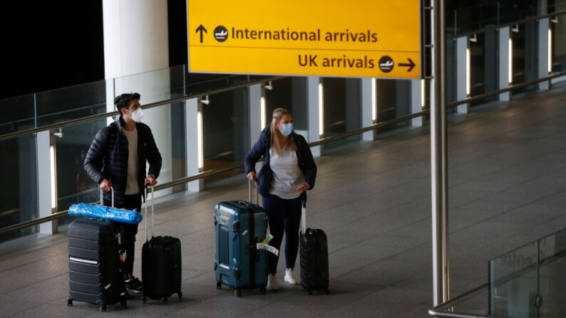 Viajeros llegan al aeropuerto de Heathrow el 17 de enero de 2021 en Londres, Inglaterra. (Hollie Adams/Getty Images)