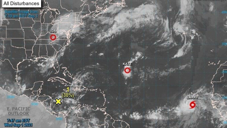 Imagen satelital cedida este miércoles 1 de septiembre por la Oficina Nacional de Administración Oceánica y Atmosférica de Estados Unidos (NOAA), a través del Centro Nacional de Huracanes (NHC), en la que se registró la localización de Larry (d), la duodécima tormenta tropical de este 2021 en el Atlántico, a las 10.00 hora local (14.00 GMT). EFE/NOAA-NHC