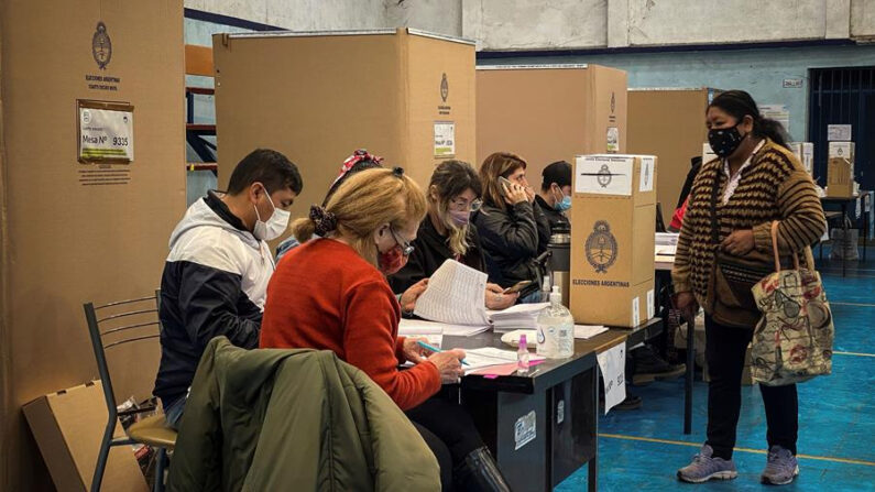Una mujer llega a un puesto de votación durante la jornada de elecciones primarias el 12 de septiembre de 2021, en Buenos Aires (Argentina). EFE/Juan Ignacio Roncoroni