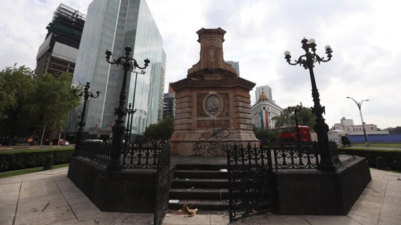 Vista del pedestal el 6 de septiembre de 2021 donde se encontraba el monumento a Cristóbal Colón, en una de las principales avenidas en la Ciudad de México (México). EFE/Sáshenka Gutiérrez