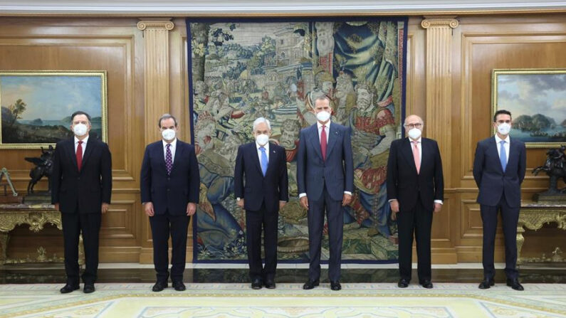 El rey Felipe VI posa con el presidente de la República de Chile, Sebastián Piñera (3i), en el Palacio de La Zarzuela (España). EFE/Casa Real/José Jiménez