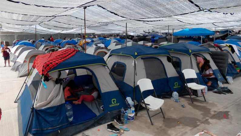 Vista general de las carpas para migrantes al interior de un albergue, el 21 de septiembre de 2021, en la ciudad de Reynosa, estado de Tamaulipas (México). EFE/ Martín Juárez Torres