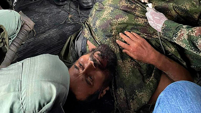 Fotografía cedida por la Policía Nacional de Colombia que muestra al jefe del Frente Occidental de Guerra del ELN, alias "Fabián", siendo atendido por un enfermero de las Fuerzas Armadas Colombianas luego de un bombardeo militar en zona selvática del departamento del Chocó (Colombia). EFE/ Policía Nacional De Colombia