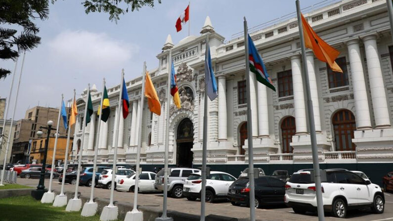Fotografía de archivo en la que se registró la fachada de la sede del Congreso peruano, en el centro de Lima (Perú). EFE/Juan Ponce Valenzuela