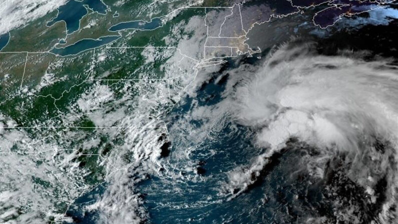 Odette presenta vientos máximos sostenidos de 45 millas por hora (75 km/h), mientras que los vientos con fuerza de tormenta tropical se extienden hasta unas 195 millas (315 km) desde su centro, informó este sábado 18 de septiembre de 2021 el Centro Nacional de Huracanes (NHC, por sus siglas en inglés) de EE.UU. EFE/NOAA-NHC