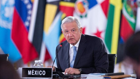 Grupo de venezolanos exiliados declara persona non grata a López Obrador