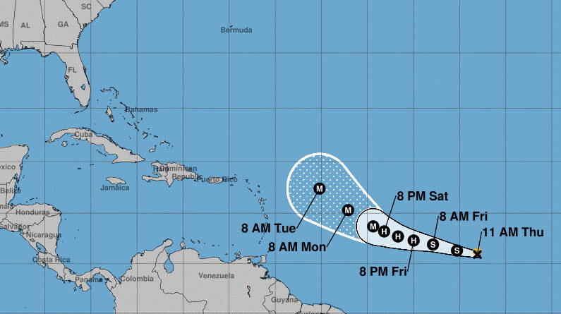 Imagen cedida el 23 de septiembre de 2021 por la Oficina Nacional de Administración Oceánica y Atmosférica de Estados Unidos (NOAA), a través del Centro Nacional de Huracanes (NHC), en la que se registró la localización de la tormenta tropical Sam, a las 11.00 hora local (15.00 GMT). NOAA-NHC