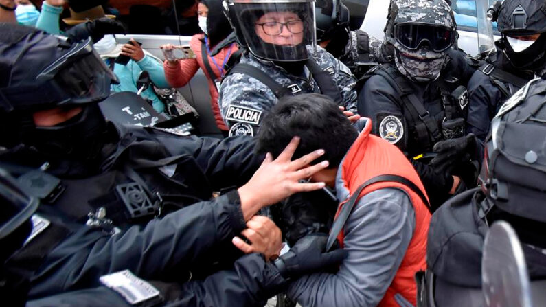 El periodista Carlos Quisbert (c), del diario paceño Página Siete, es detenido por policías tras cubrir un enfrentamiento entre cocaleros afines y contrarios al Gobierno, en La Paz (Bolivia). EFE/Stringer