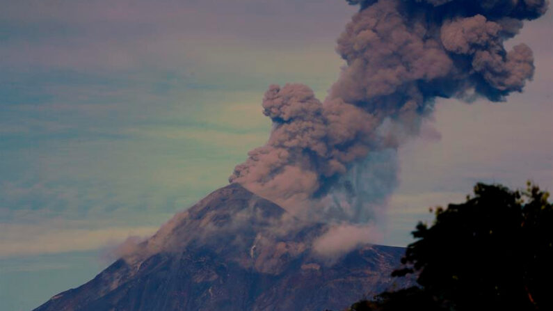 Fotografía del volcán de Fuego desde Antigua Guatemala (Guatemala), en una fotografía de archivo. EFE/Esteban Biba