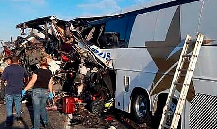 Fotografía de archivo donde se observa un accidente de un autobús el 2 de septiembre de 2021 en Sonora (México). EFE/Daniel Sánchez
