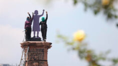 Feministas mexicanas instalan estatua de una mujer donde estaba la de Colón