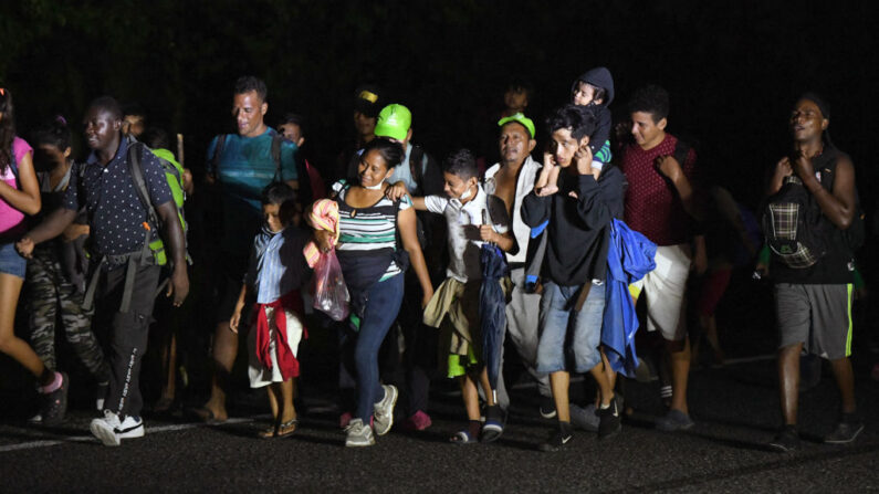 Migrantes centroamericanos y haitianos caminan mientras se dirigen en una caravana hacia Estados Unidos en Mapastepec, estado de Chiapas, México, el 1 de septiembre de 2021. (Isaac Guzman/AFP vía Getty Images)