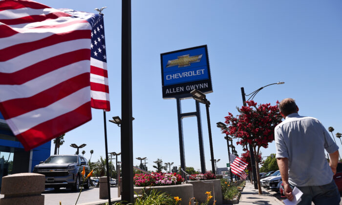 Una persona pasa por delante de un concesionario Chevrolet en Glendale (California) el 4 de agosto de 2021. (Mario Tama/Getty Images)